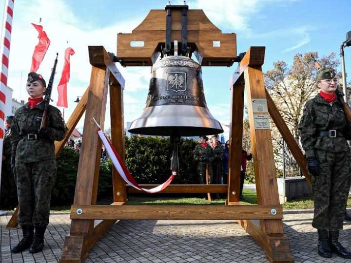 Dzwon Niepodległości zabrzmiał w Rzeszowie podczas obchodów 100-lecia odzyskania przez Polskę niepodległości. 11.11.2018. Fot. PAP/D. Delmanowicz