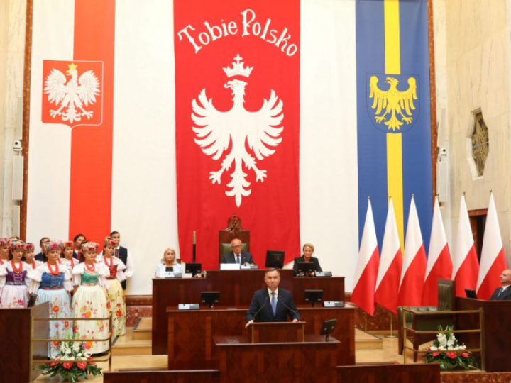 Prezydent RP Andrzej Duda (C) przemawia podczas XI uroczystej sesji Sejmiku Województwa Śląskiego. Fot. PAP/A. Grygiel