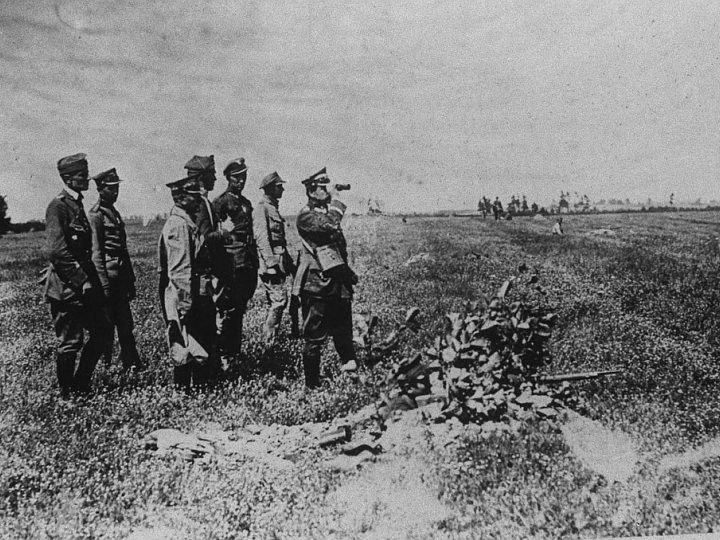 Bitwa Warszawska: dowódca frontu północnego gen. Józef Haller pod Okuniewem. 1920 r. Fot. PAP/CAF/Reprodukcja