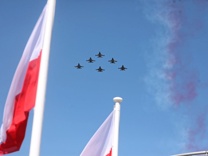 Polskie i amerykańskie myśliwce F-16 oraz samoloty Iskra oddają hołd bohaterom Bitwy Warszawskiej. Warszawa, 15.08.2020. Fot. PAP/T. Gzell