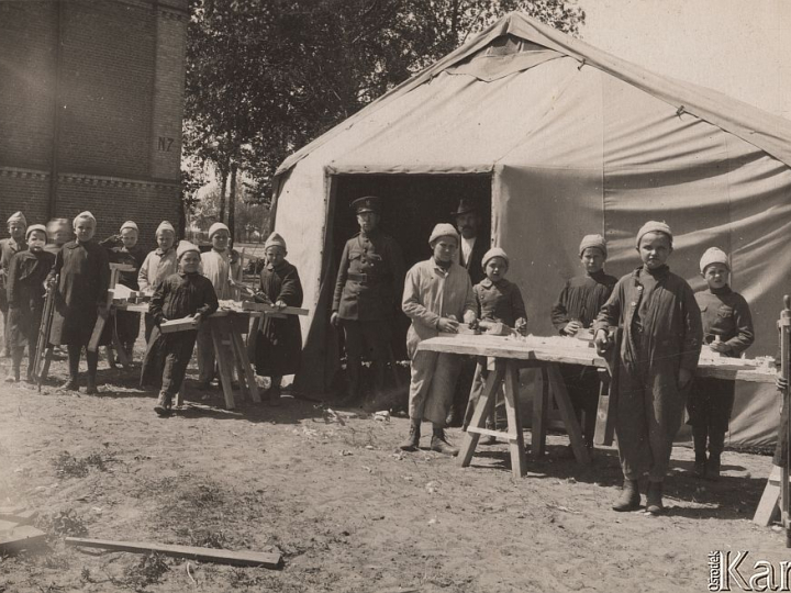 1920 r. Ochronka zorganizowana przez Amerykańską Misję Pomocy. Źródło: Zakład „Fotografia W. Szapiro”/Ośrodek KARTA