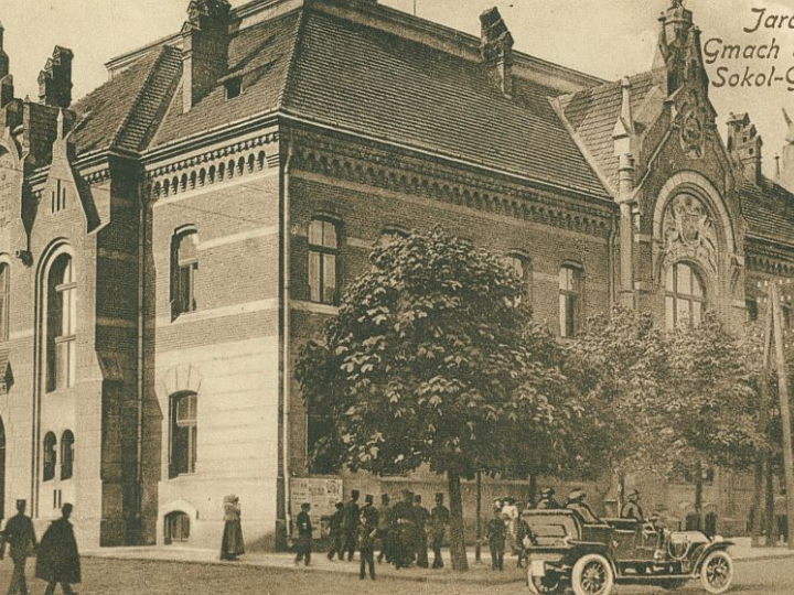 Gmach Sokoła w Jarosławiu. 1915 r. Źródło: CBN Polona