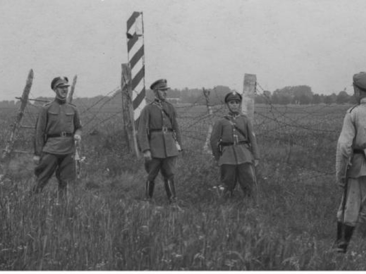Żołnierze Korpusu Ochrony Pogranicza na granicy polsko-sowieckiej - spotkanie z patrolem sowieckim. Fot. NAC