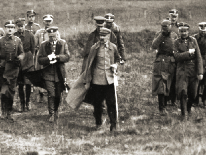 Józef Piłsudski ze sztabem, wiosna 1920 r. Źródło: Wikipedia Commons