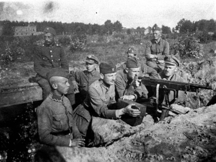 Bitwa Warszawska 1920 r.: żołnierze przy stanowisku polskich karabinów maszynowych podczas akcji w rejonie Radzymina. Fot. PAP/Archiwum
