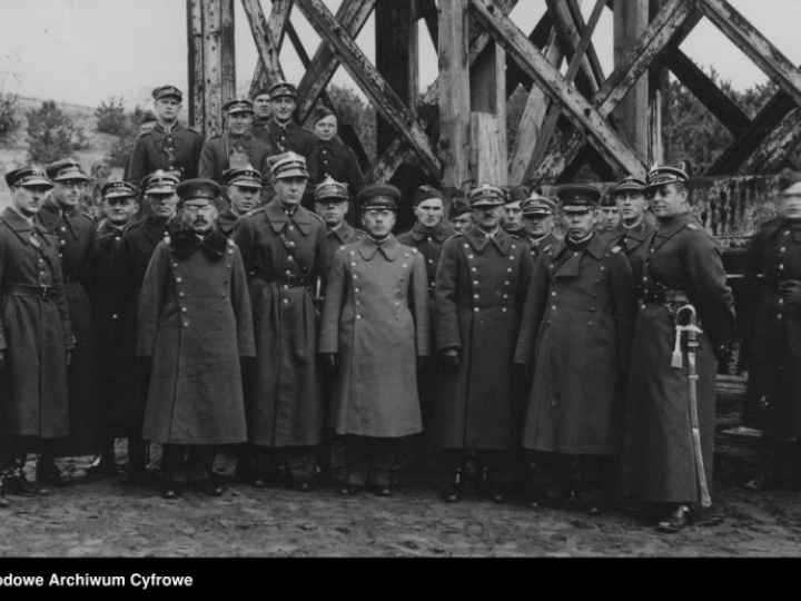 Wizyta oficerów japońskich w 2 Batalionie Mostów Kolejowych w Legionowie. Lata międzywojenne. Fot. NAC