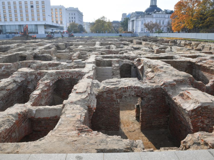 Odkryte fundamenty pałacu Saskiego na Placu Marszałka Józefa Piłsudskiego w Warszawie w 2022 r. Fot. PAP/R. Pietruszka