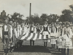  Polacy z Newark zachęcają do wsparcia finansowego Polski w czasie parady, 1918. Fot. National Archives & Records Administration. Źródło: Dom Spotkań z Historią