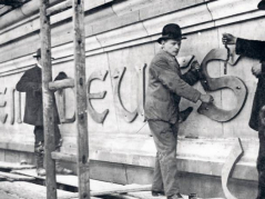 Instalowanie inskrypcji „Dem Deutschen Volke” na gmachu berlińskiego Reichstagu, grudzień 1916 r. Źródło: ze zbiorów P. Szlanty.
