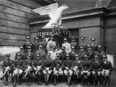 Tłum przed jednym z berlińskich banków, sierpień 1914 r. Źródło: ze zbiorów P. Szlanty.