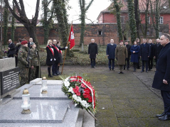 Prezydent Andrzej Duda składa wieniec przed pomnikiem Żołnierzy Wyklętych na starym cmentarzu w Żorach. Fot. PAP/A. Grygiel