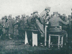 Przesłuchiwanie internowanych żołnierzy Polskiego Korpusu Posiłkowego. Fot. ze zbiorów dr. hab. P. Szlanty 