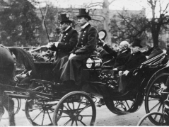 Prezydent USA Woodrow Wilson i Francji Raymond Poincare podczas przejazdu przez Paryż, 1919, zbiory Narodowego Archiwum Cyfrowego 