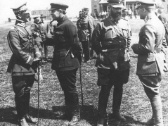 Kwiecień 1920. Gen. Antoni Listowski – dowódca 2 Armii WP (pierwszy z lewej) podczas rozmowy z atamanem Semenem Petlurą (drugi z lewej). Źródło: NAC