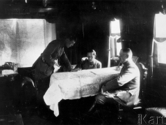 Tarnopol (Ukraina), wiosna 1920 rok. Ataman Semen Petlura (siedzi w środku) w salonce, będącej siedzibą jego sztabu podczas wojny polsko-bolszewickiej. Źródło: Laub /Ośrodek KARTA