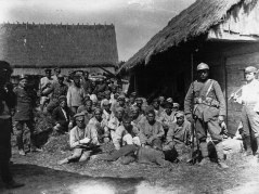 Polesie, 24 lipca 1920 r. Jeńcy bolszewiccy wzięci do niewoli przez żołnierzy 5 Pułku Piechoty Legionów. Źródło: Centralne Archiwum Wojskowe WBH