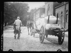 Warszawa, 1920 r. Transport mąki sprowadzonej do Polski w ramach pomocy udzielonej przez rząd amerykański. Źródło: Library of Congress / LC-A6197- RC-4225-Ax 