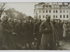 Wilno, 10 października 1920 r. Gen. Lucjan Żeligowski w otoczeniu sztabu podczas mszy polowej przed katedrą. Źródło: Biblioteka Narodowa