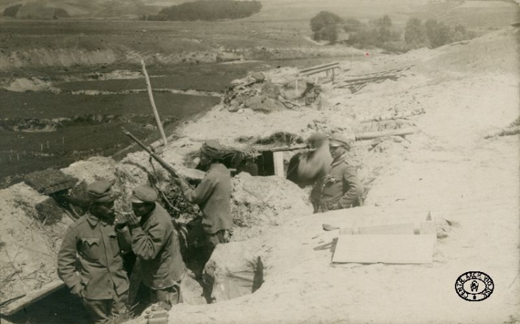 Legioniści z I Brygady Legionów Polskich w okopach pod Konarami. Maj, 1915 r. Źródło: CAW