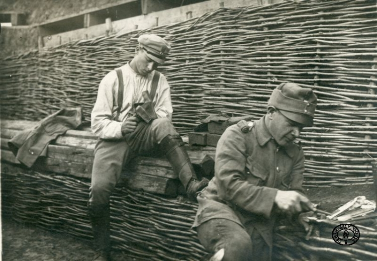 Żołnierze II Brygady Legionów Polskich naprawiają oporządzenia w okopie. Pozycje pod Rarańczą. Lato, 1915 r. Źródło: CAW