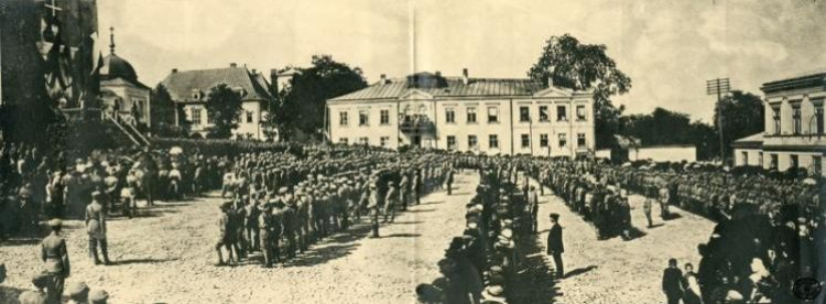 Msza polowa pododdziałów kadrowych Józefa Piłsudskiego na rynku w Kielcach. 30.08.1914 r. Źródło: CAW