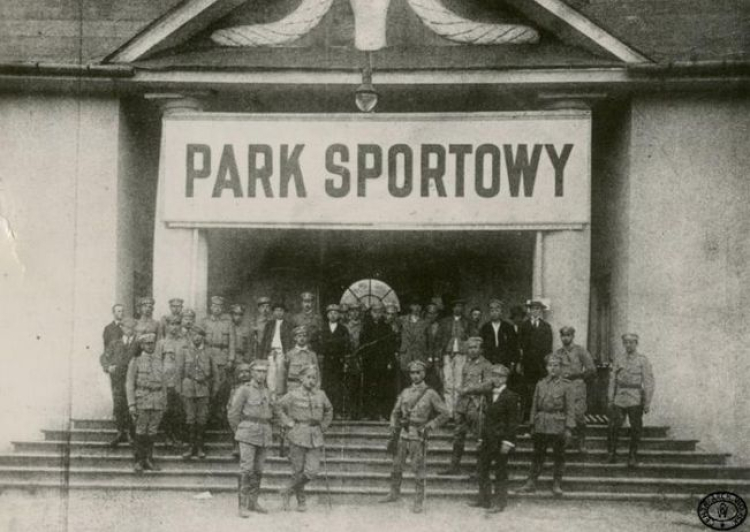 Członkowie Polskich Drużyn Strzeleckich i ochotnicy – górale w Parku Sportowym „Oleandry”. Kraków. Sierpień, 1914 r. Źródło: CAW