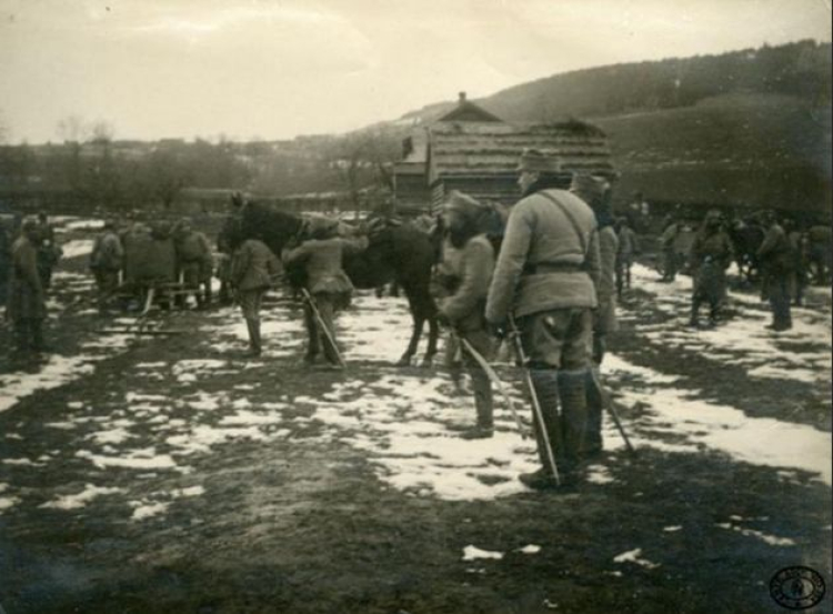 Artyleria 1 Pułku Piechoty Legionów Polskich podczas przerwy w bitwie pod Marcinkowicami. 6.12.1914 r. Źródło: CAW