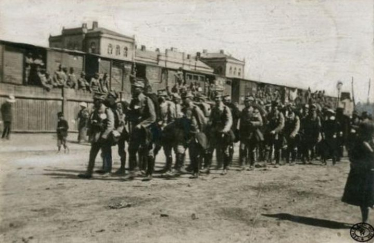 Ewakuacja oddziałów Legionu Wschodniego ze Lwowa. Sierpień, 1914 r. Źródło: CAW