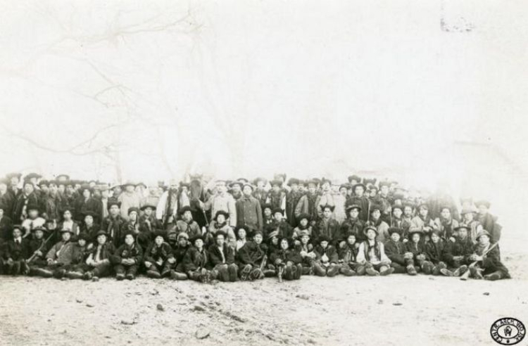 Ochotnicy kompanii huculskiej z por. Edwardem Szeraucem. Worochta, Karpaty. 9.12.1914 r. Źródło: CAW