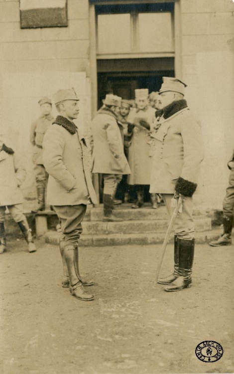 Szef Departamentu Wojskowego Naczelnego Komitetu Narodowego ppłk Władysław Sikorski rozmawia z oficerem przed budynkiem NKN. Luty, 1915 r. Źródło: CAW