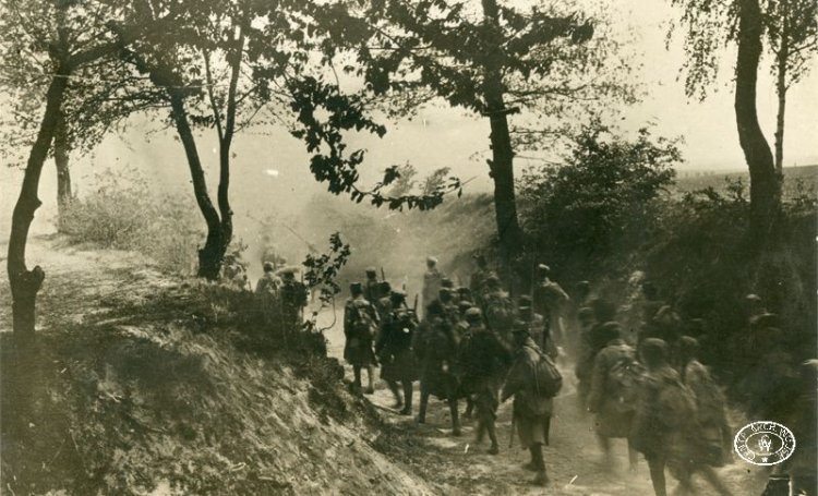 Żołnierze I Brygady Legionów Polskich w marszu na pozycje pod Konarami. Maj, 1915 r. Źródło: CAW