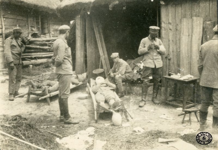 Legionowy punkt opatrunkowy I Brygady Legionów Polskich pod Konarami. Maj, 1915 r. Źródło: CAW