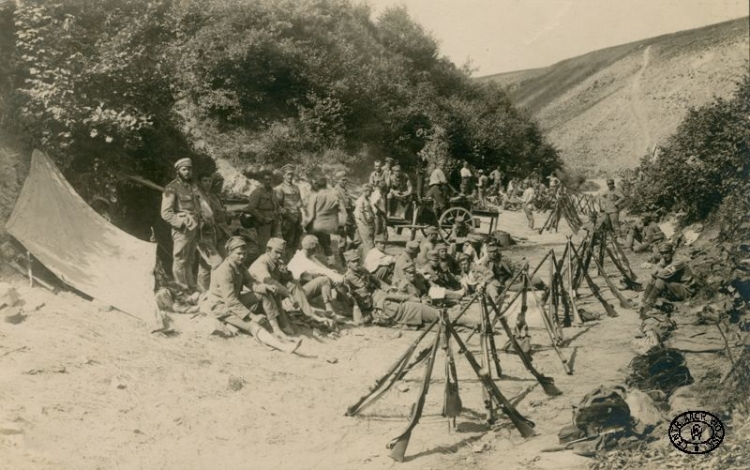 Żołnierze 5 batalionu I Brygady Legionów Polskich odpoczywają na drodze w wąwozie pod Konarami. Maj, 1915 r. Źródło: CAW