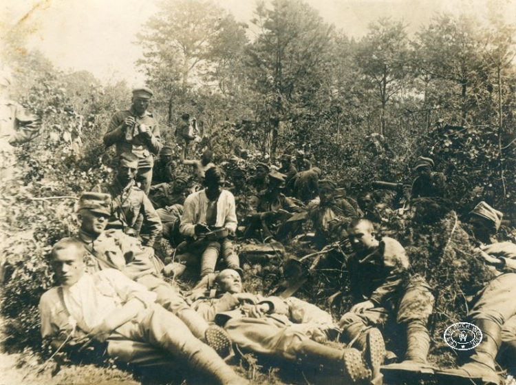 Żołnierze legionowi wygrzewają się w słońcu podczas odpoczynku w lesie. Wiosna, 1915 r. Źródło: CAW.jpg