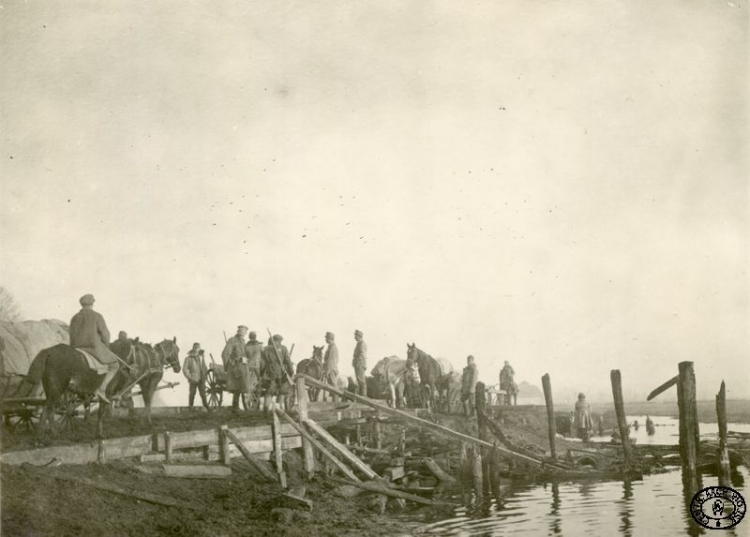 Pododdziały I Brygady Legionów Polskich przechodzą przez most w okolicach miejscowości Sobiatyn. Wołyń. 10.11.1915 r. Źródło: CAW