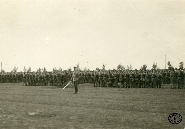 Przysięga 4 Pułku Piechoty Legionów Polskich przed wyjazdem na front. Piotrków Trybunalski. 15.07.1915 r. Źródło: CAW.jpg