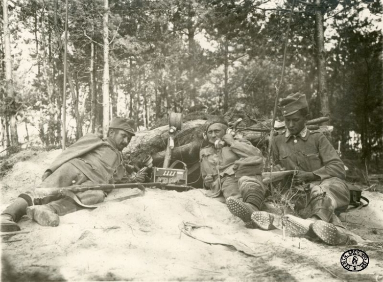 Legioniści z I Brygady Legionów Polskich ze stacją telefoniczną. Wyszmontów. 28.06.1915 r. Źródło: CAW.jpg