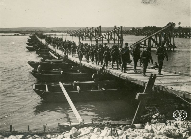 Oddziały I Brygady Legionów Polskich przechodzą przez Wisłę po moście pontonowym. 4.07.1915 r. Źródło: CAW.jpg