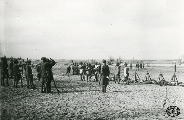 Ćwiczenia kursu wyszkolenia piechoty nr 3. Żołnierze przygotowują się do pozorowanej walki na bagnety. Zegrze. Wiosna 1917 r. Źródło: CAW