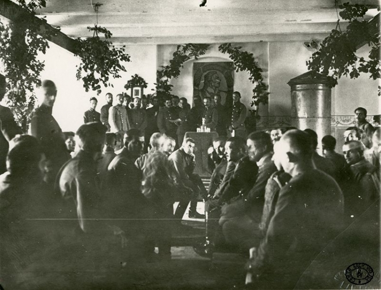 Oficerowie podczas spotkania na świetlicy. Beniaminów. Październik 1917 r. Źródło: CAW