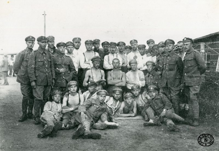 Grupa internowanych legionistów. Szczypiorno. Jesień 1917 r. Źródło: CAW