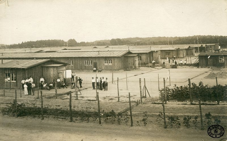 Legioniści internowani przed barakami na placu obozowym. Szczypiorno. Lato 1917 r. Źródło: CAW