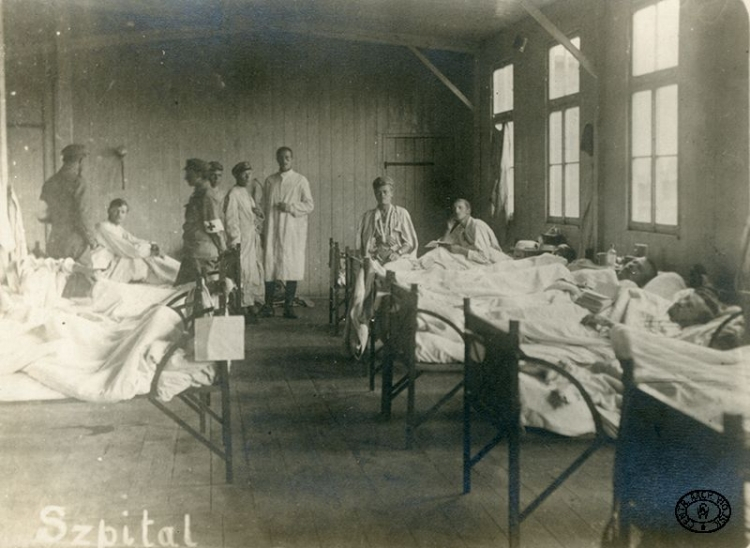 Internowani legioniści na sali chorych w szpitalu obozowym. Szczypiorno. 1917 r. Źródło: CAW