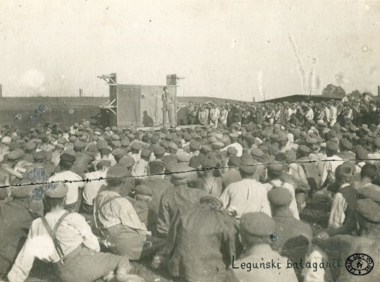 Przedstawienie teatru amatorskiego z obozie internowanych legionistów. Szczypiorno. 1917 r. Źródło: CAW