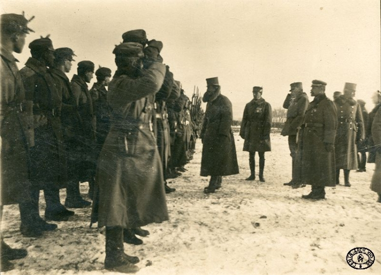 Przegląd żołnierzy Polskiego Korpusu Posiłkowego dokonywany przez cesarza Karola I. Drugi od prawej: płk Józef Haller. Bukowina. 10.12.1917 r. Źródło: CAW