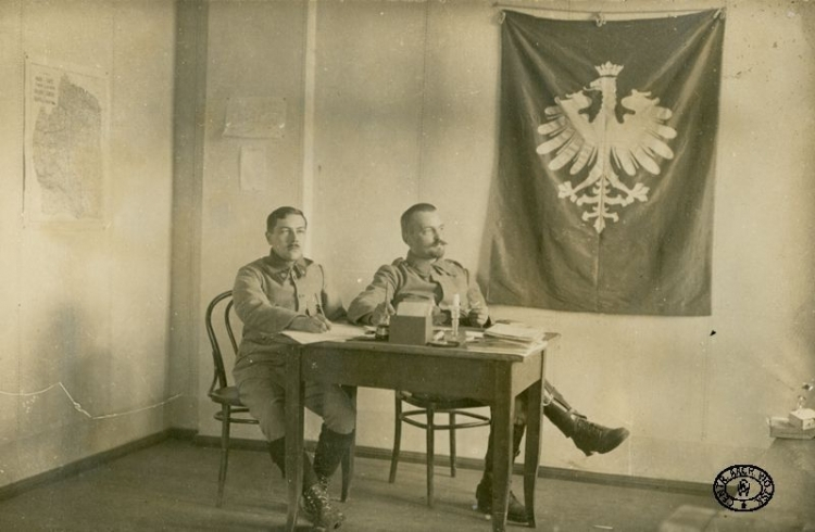 Zastępca szefa Departamentu Wojskowego Naczelnego Komitetu Narodowego dr Wacław Tokarz (drugi od lewej) w swoim biurze. 1915 r. Źródło: CAW