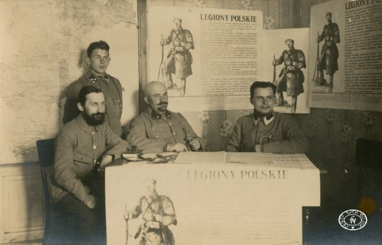 Ppor. Zygmunt Klemensiewicz ze swoimi pomocnikami w biurze werbunkowym. Piotrków. 1915 r. Źródło: CAW