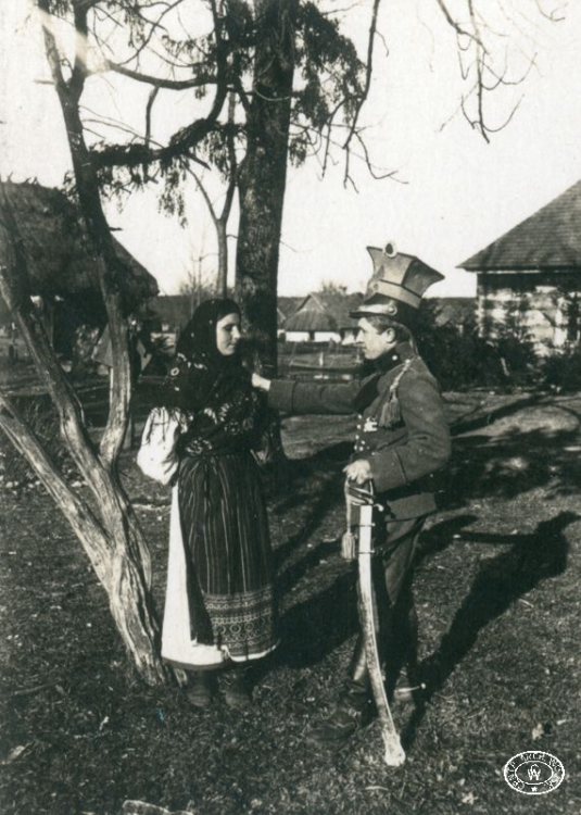 Ułan z 1 Pułku Ułanów Legionów Polskich rozmawia z dziewczyną. Werchy. Wiosna 1916 r. Źródło: CAW