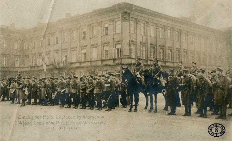 Wkroczenie oddziałów legionowych do Warszawy. Legioniści podczas nabożeństwa na Placu Saskim. 1.12.1916 r. Źródło: CAW