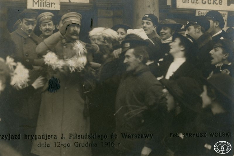 Powitanie Komendanta Józefa Piłsudskiego na dworcu kolejowym w Warszawie. 12.12.1916 r. Źródło: CAW